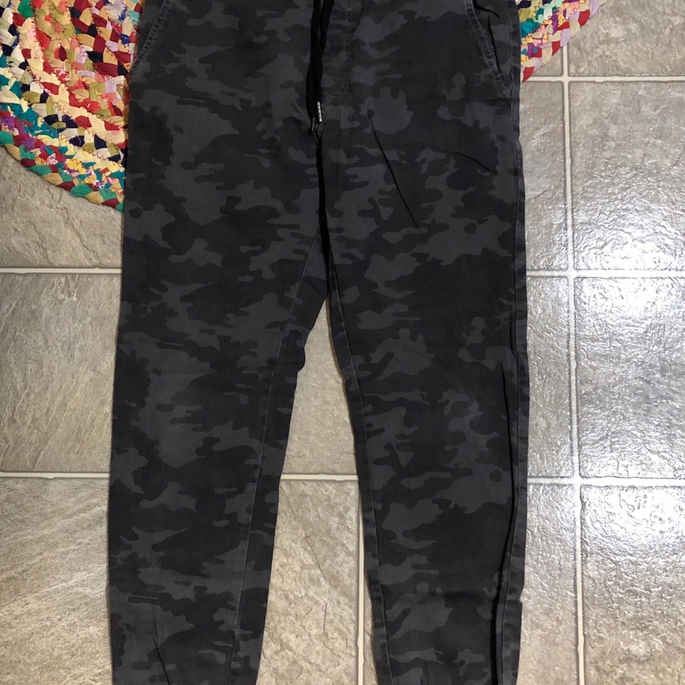 EUC Men’s West 49 Camo Joggers - Picture 6 of 7